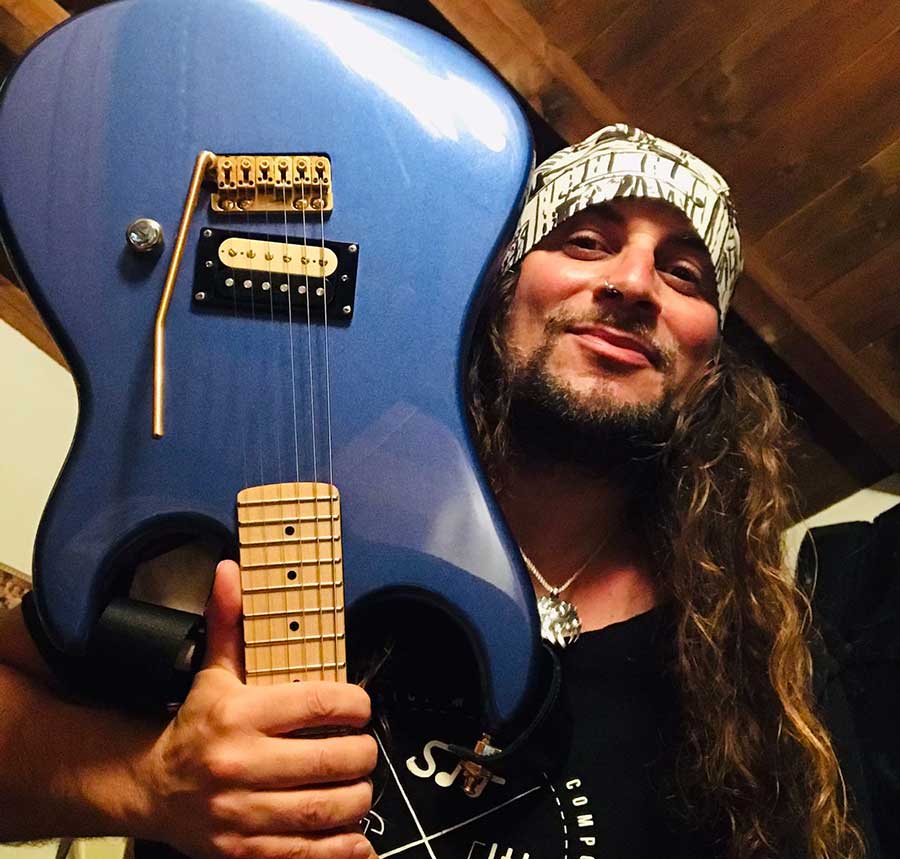 Amir John Haddad –El Amir– shows a VT1 on his guitar
