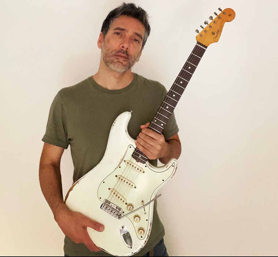 Diego Leanza shows his guitar with a VT1 Ultra Trem tremolo
