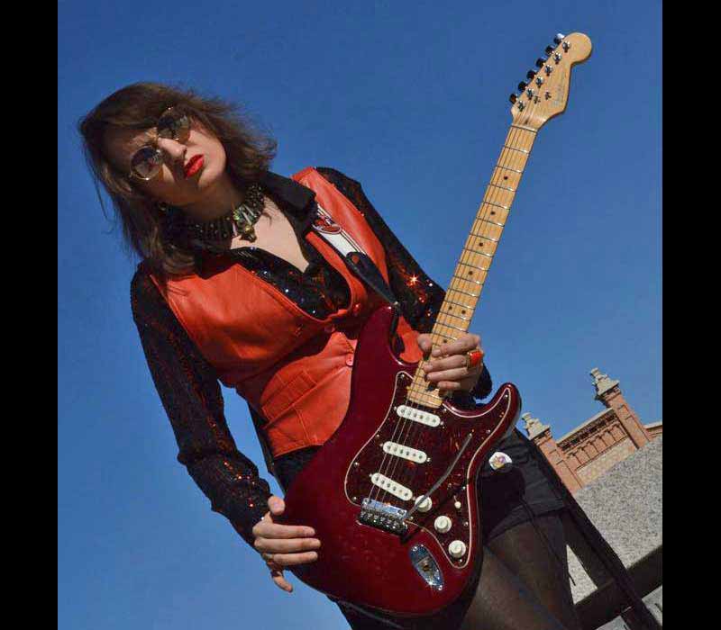 Laura Solla has a VT1 Ultratrem in her stratocaster guitar