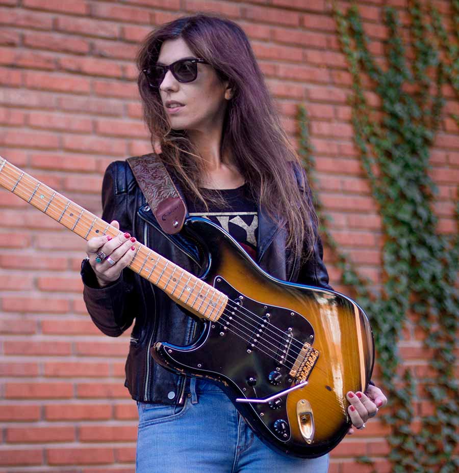 Susan Santos with her Fender and a VT1 Ultratrem