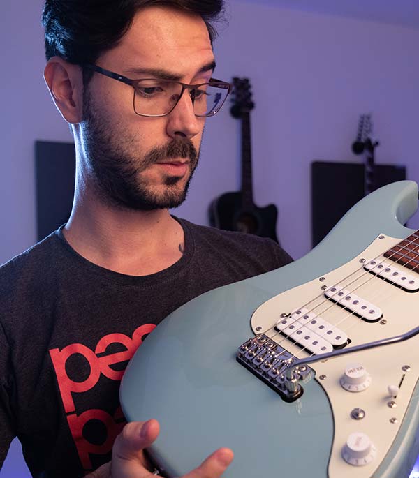 César Huesca guitarist show his VegaTrem tremelo in his guitar