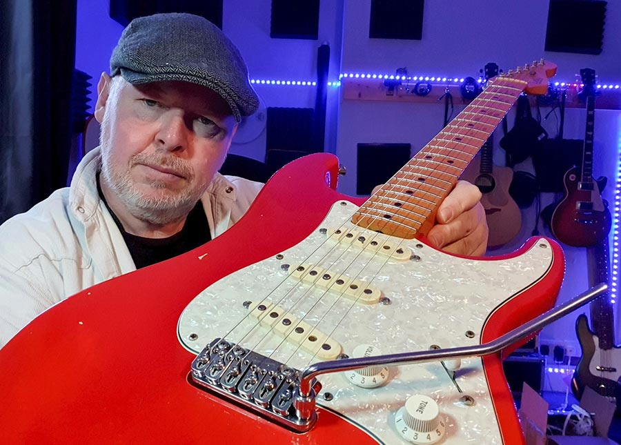 Paul Rose shows us his new Vegatrem VT1 on his stratocaster