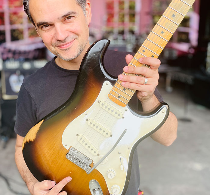 The guitarist Pablo Tato is showing a stratocaster with a VegaTrem bridge