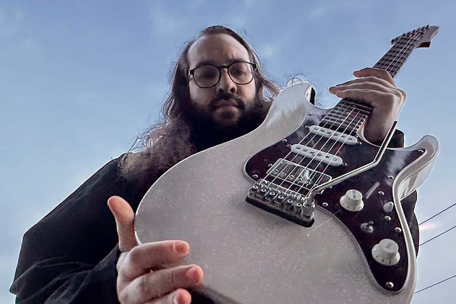 Álvaro Macias “El Karual” shows us a close-up of his guitar, on which he has fitted a Vega-Trem tremolo
