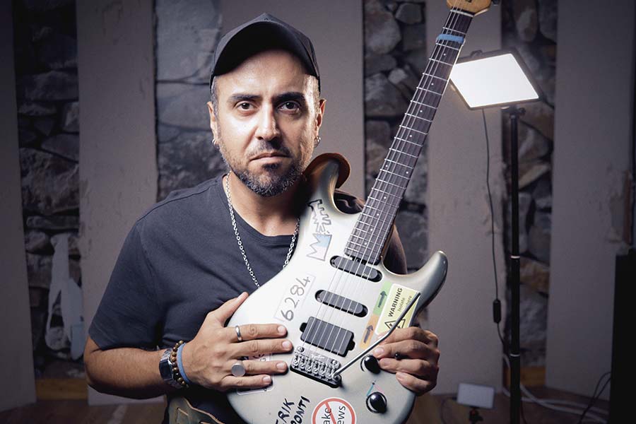 The guitarist Mali Akpolat is showing us the Vega-Trem VT1 on his guitar