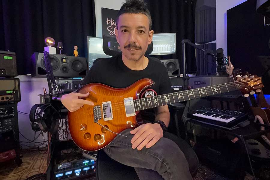 The guitarist Sergio Sancho looks at us as he points to the VegaTrem tremolo on his guitar.