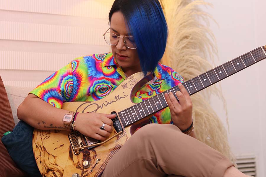 Julio Calderon in concert with a VegaTrem in his strato