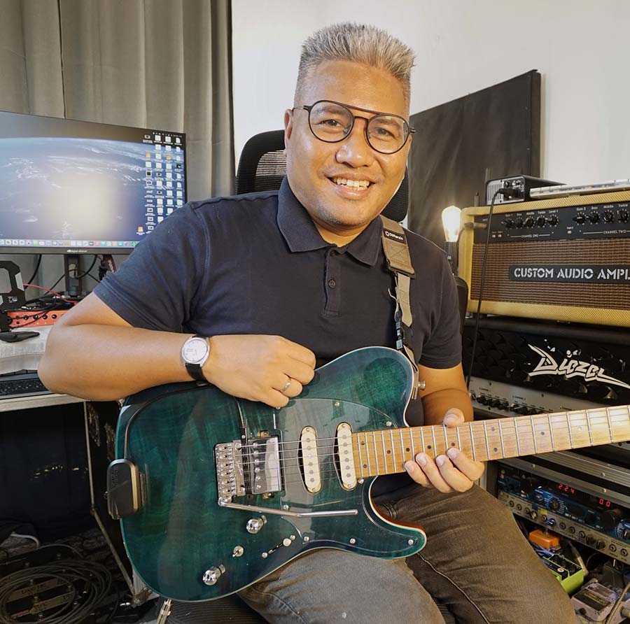 Amir John Haddad –El Amir– shows a VT1 on his guitar