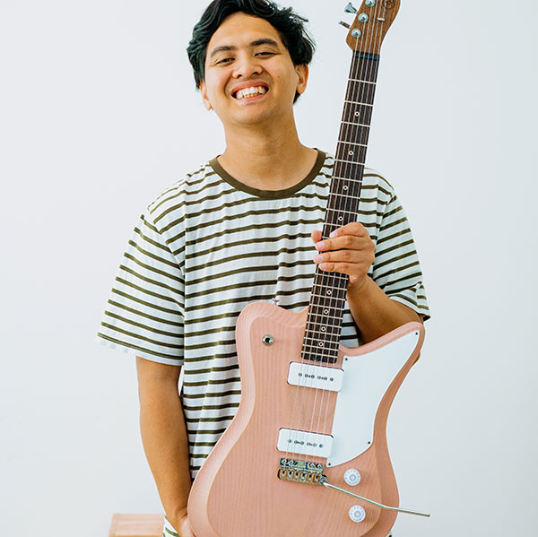  Diego Pozo in concert. On his guitar is a VT1 tremolo