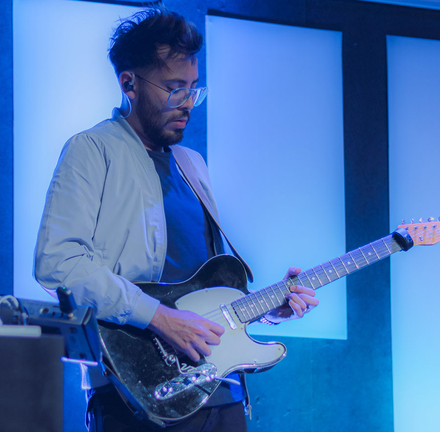 Sebastián Mora is playing an electric guitar with VT2 Teletrem tremolo, in a concert